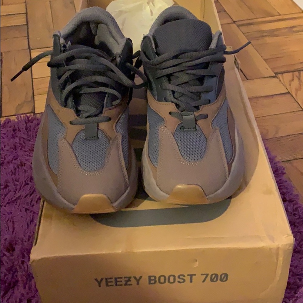Yezzy boost 700 with box